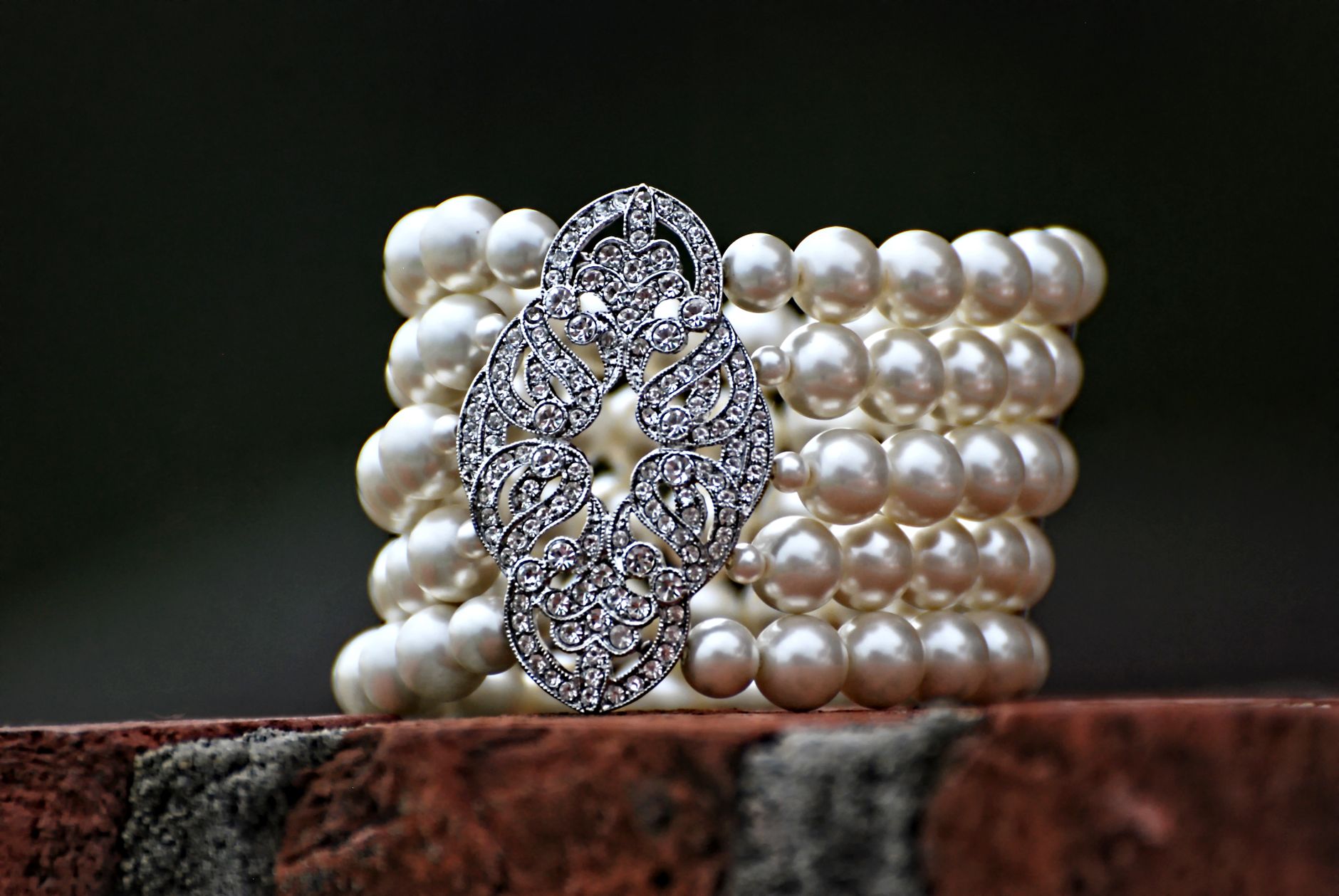 Imitation Diamond Rings Are Hard To Differentiate By Novices